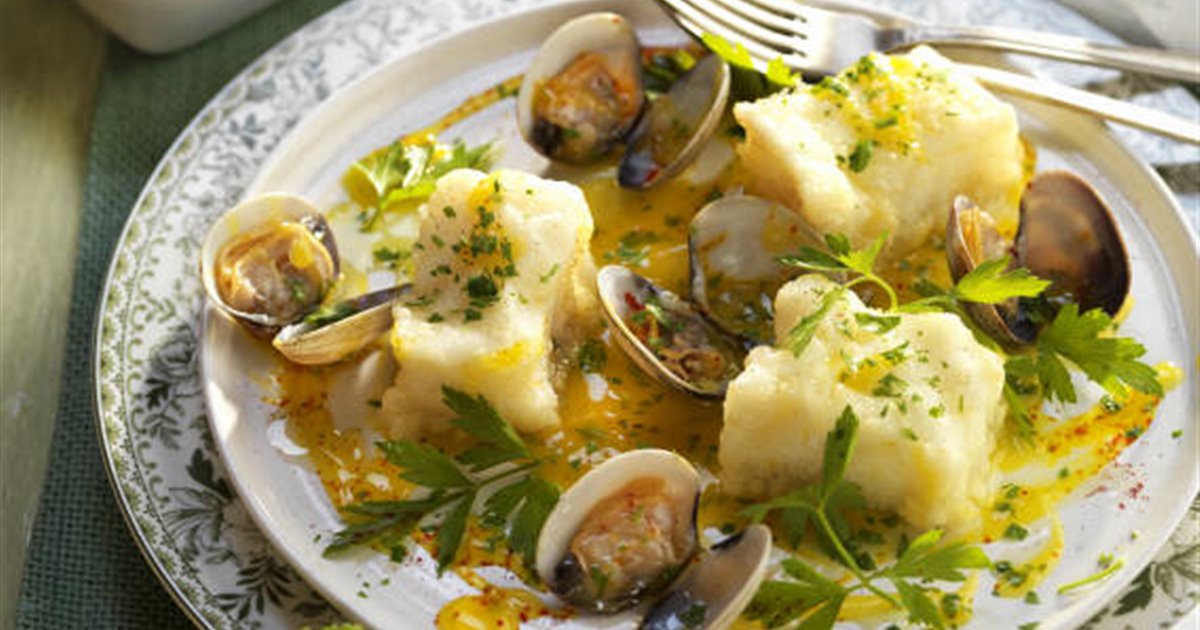 Bacalao en tempura con velouté de almejas