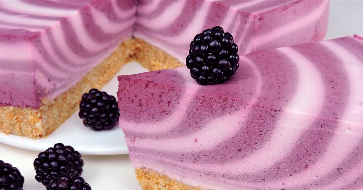 Tarta fría sin horno de yogur y moras con vídeo