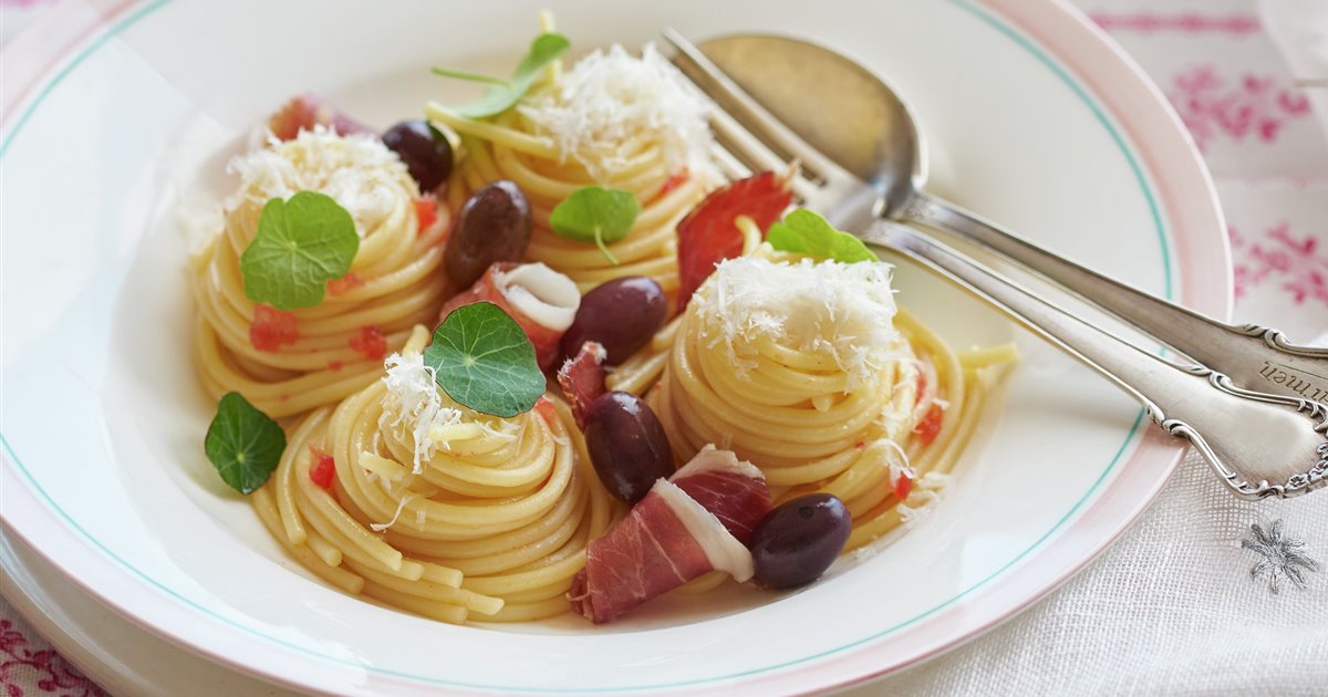 GNOCCIS DE PASTA DE ACEITUNAS NEGRAS CON SALSA DE TOMATE Y LANGOSTINOS